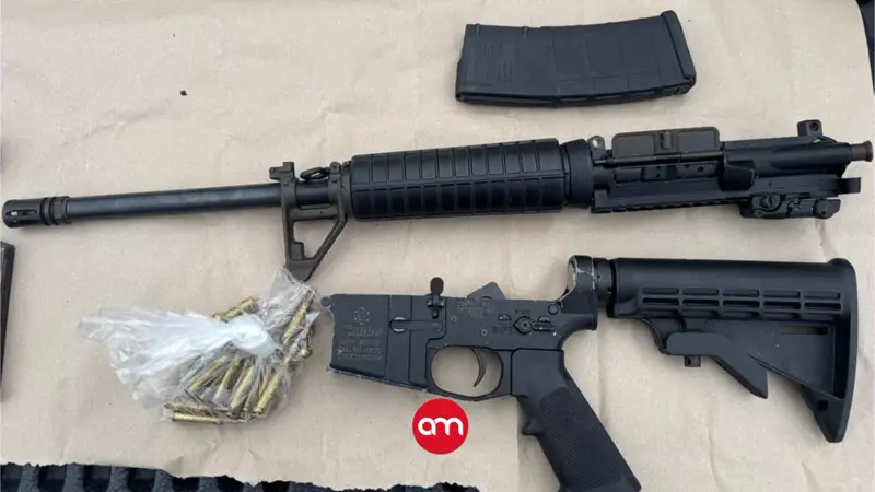 Hombres logran huir de la policía, pero dejan droga y armas abandonadas