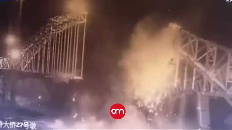 (Video) Se desploma puente ferroviario en China y deja al menos 12 muertos