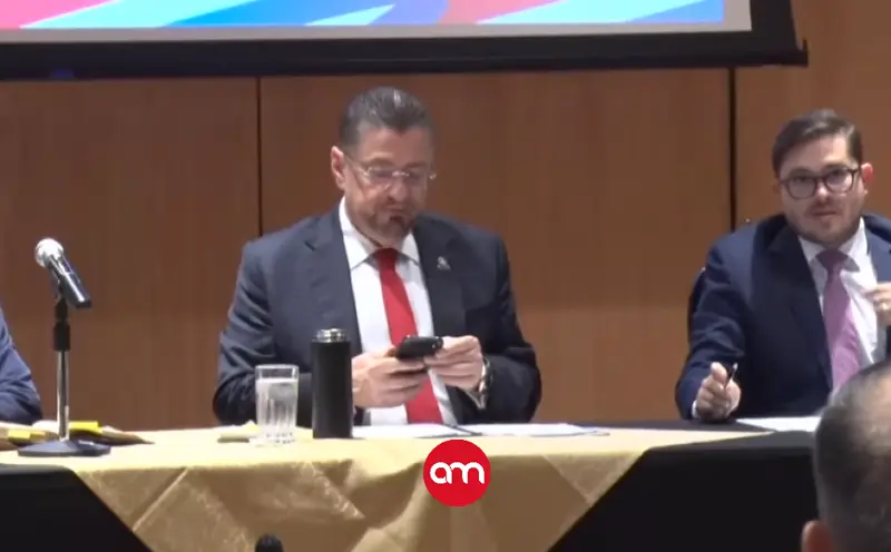 Entre choques y reclamos: así arrancó la audiencia del presidente Chaves en la Asamblea