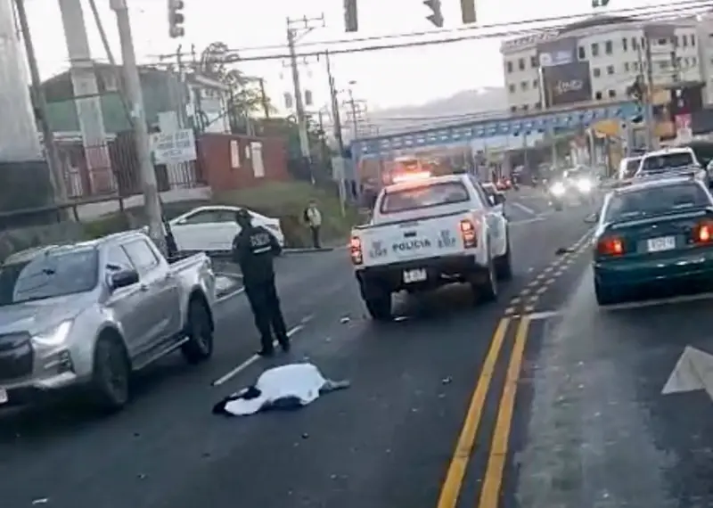 Motociclista atropella y mata a un hombre mayor y huye a pie