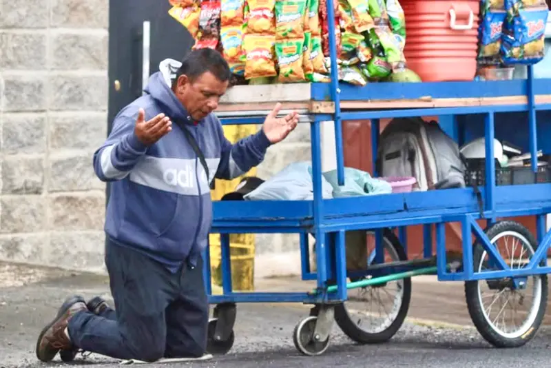Un gesto silencioso, una fe enorme: el hombre del carrito que conmueve a Cartago