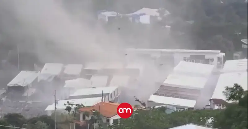 (Video) Torbellino y fuertes vientos causan pánico y estragos en Santa Ana: casas destechadas y latas volando por el cielo