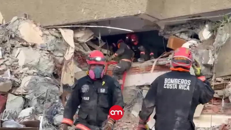 ¡Qué susto! Vea el momento en que bomberos ticos evacúan edificio en Venezuela por riesgo de nuevo colapso