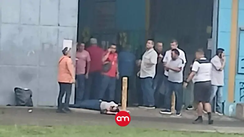 (Video) Sicario ejecuta a mujer de un disparo en la cabeza en la entrada de salón comunal en Alajuela