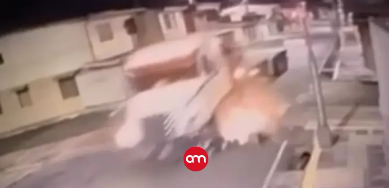 Motociclista muere en el hospital tras brutal atropello: Cámara captó como se saltó un alto y un camión lo embistió