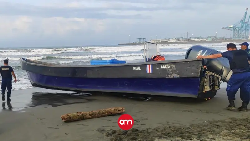 Policía decomisa 30 kilos de droga tras persecución a panga en el mar; los narcos se dieron a la fuga