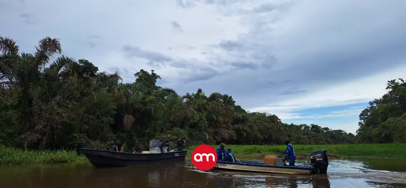Guardacostas lidera limpieza del canal en Barra del Tortuguero para reactivar navegación segura para turistas y locales