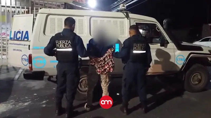 Ladrón se encierra en el baño de un minisúper para intentar escapar de la policía durante un asalto en Cartago