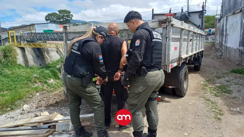 ¡Otro detenido! Policía Municipal de Cartago con las pilas puestas ante cochinos que botan basura en las calles