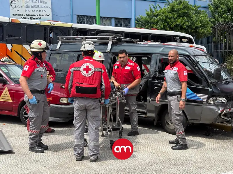 11 heridos tras choque que involucra a una buseta en San José