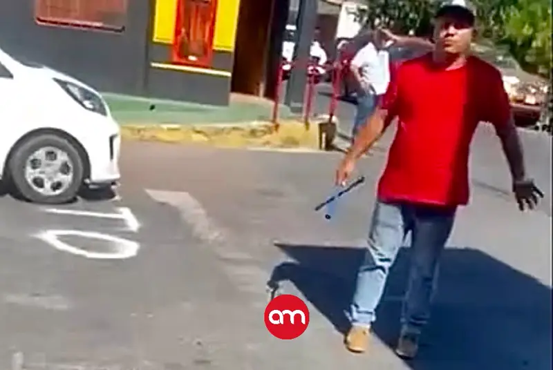 (VIDEO) Indignación: hombre agrede a dos mujeres tras choque accidental