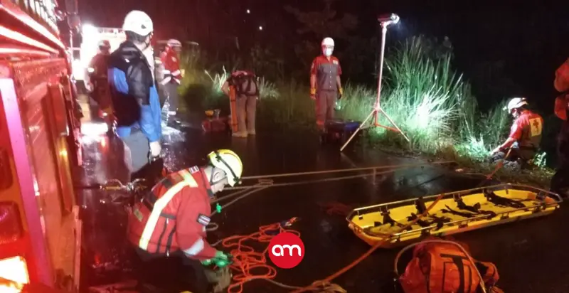 ¡Todos con vida! Rescatan a niños y adultos que cayeron en carro a un río en Cartago