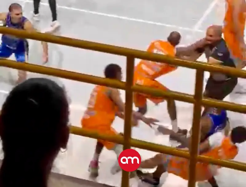 Partido de baloncesto termina a patadas y puñetazos en gimnasio de Cartago