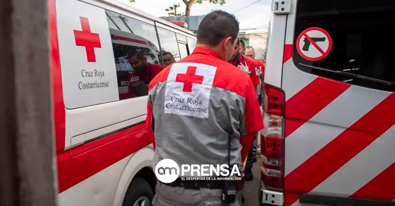 Grave accidente en Aserrí: Pick-up cae a un precipicio con 14 personas a bordo