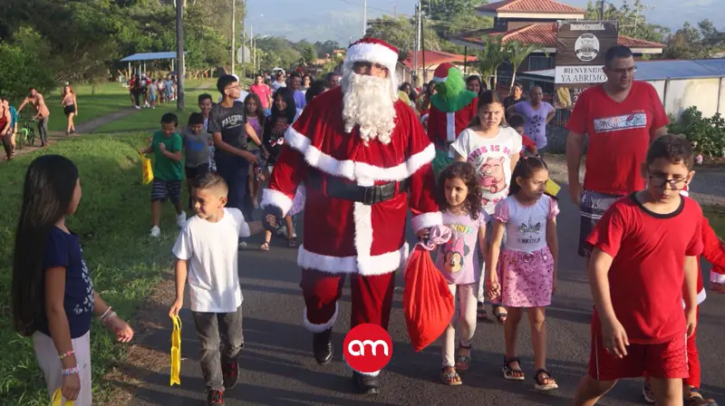 Municipalidad reparte casi una tonelada de dulces para alegrar la Navidad de sus niños