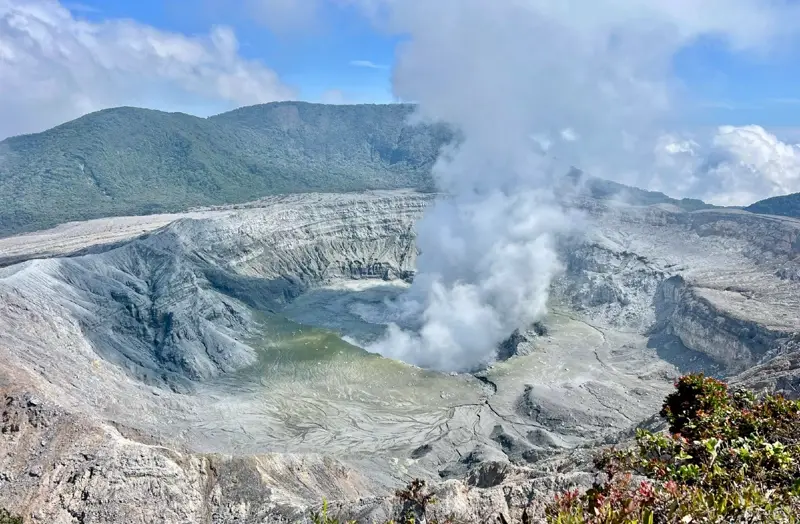 CNE cambia alertas por estado de actividad del Volcán Poás