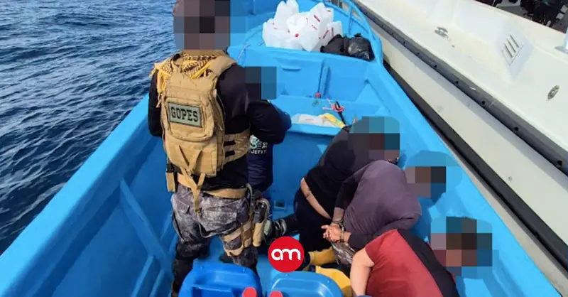 Otra lancha narco cazada en altamar: Guardacostas decomisan cocaína y detienen a cuatro extranjeros