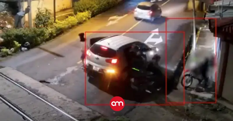 (Video) Asaltantes interceptaron dueño de casa cuando sacaba moto de su casa y cometen millonario robo