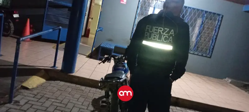 Policía recupera dos motos robadas; una la abandonaron tres criminales en medio de un asalto