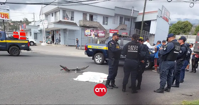 (Video) Hombre muere atropellado por un camión cuando viajaba en bicicleta