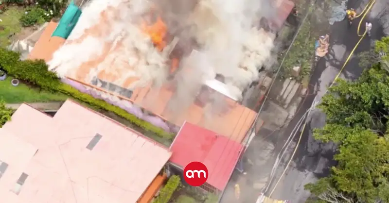 Incendio consume tres viviendas en San José de la Montaña, en Heredia
