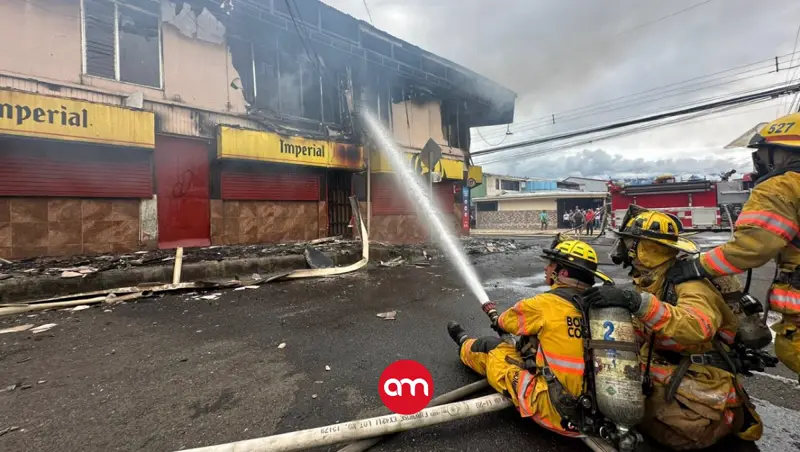 Voraz incendio consume supermercado en Cartago: deflagración de gas habría provocado el fuego