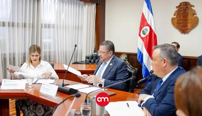Chaves y Laura Fernández se reúnen con diputados electos de fracción oficialista en Casa Presidencial