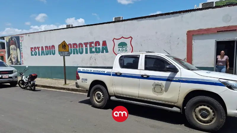 ¡Más problemas! Policía de Migración inspecciona a Guanacasteca por directivo mexicano sin permiso laboral