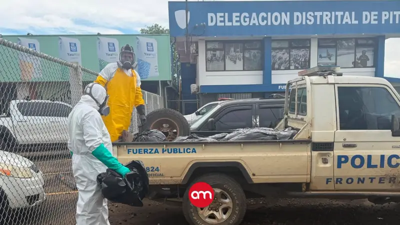 Conductor de pick up cargado con peligroso químico casi atropella a tres policías