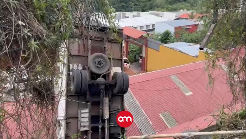 (Video) Camión se sale de la calle y cae sobre una casa: Hay una persona fallecida