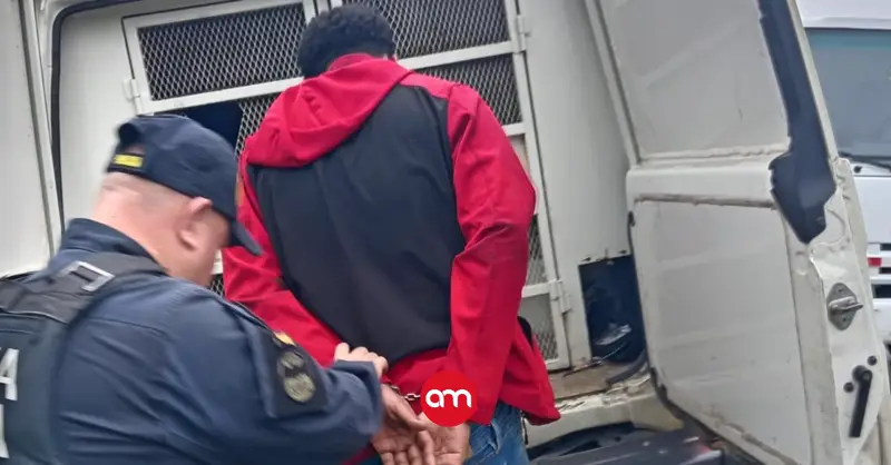 (Video) Policía detiene a ladrones por "tachas" de carros y vecinos cansados les dieron una golpiza