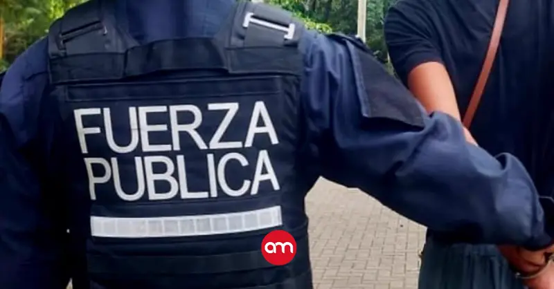 Policía montada detiene hombre con orden de captura en pleno Parque de La Paz
