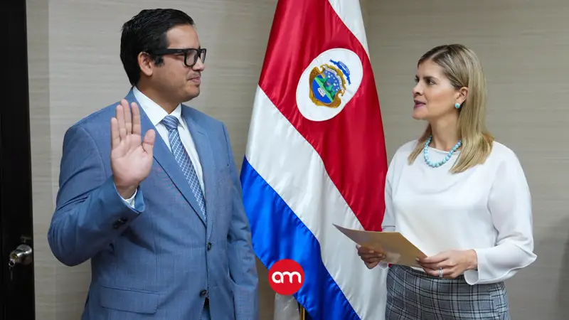 Figura clave de gobierno de Rodrigo Chaves juramentado por Laura Fernández en su nuevo puesto