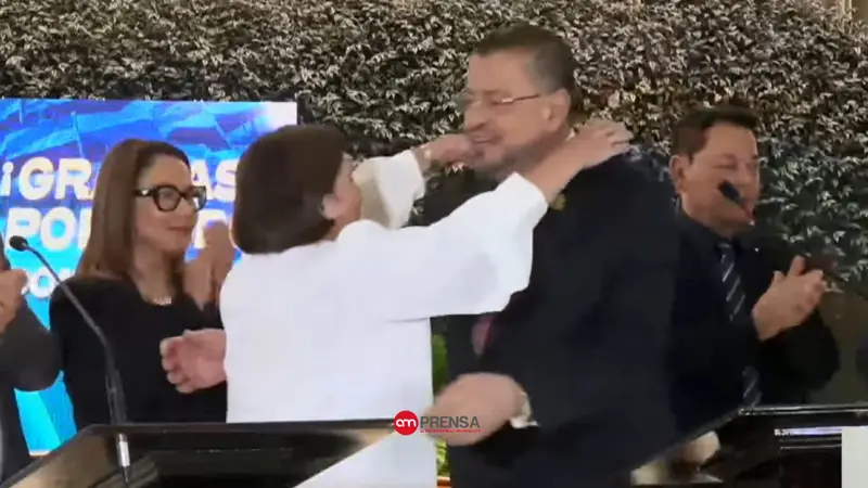 Entre lágrimas, besos y abrazos, Pilar Cisneros despide a Rodrigo Chaves: "Lo amamos, lo respetamos"