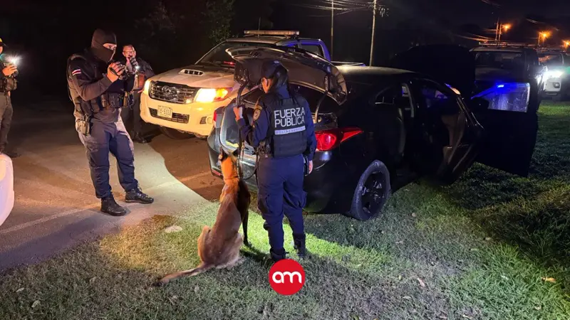 Encuentran carro encendido y abandonado en Alajuela: tenía más de 100 kilos de cocaína y una denuncia por robo