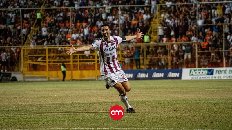 Mariano Torres seguirá escribiendo historia: Saprissa asegura a su capitán por seis meses más