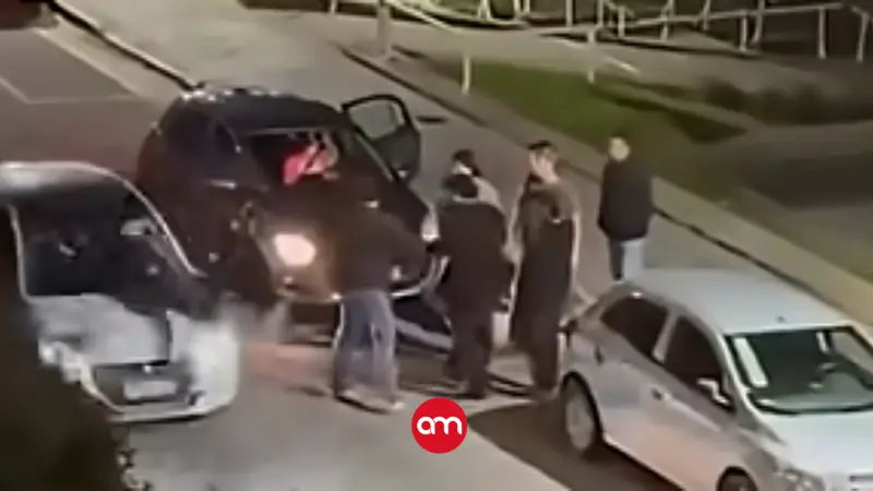 (Video) Joven es atropellado por un carro tras ser empujado a la calle durante una discusión de tránsito
