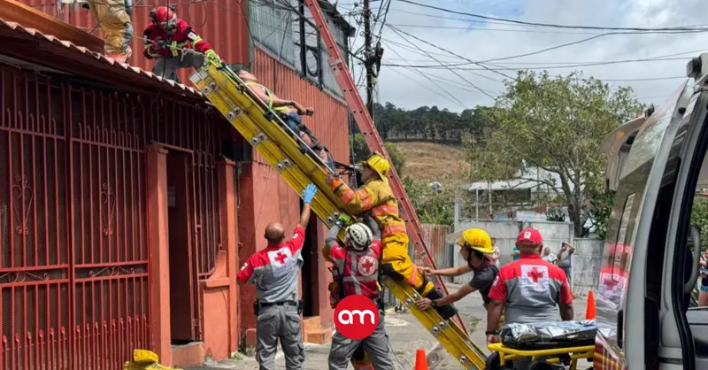 Descarga eléctrica en un techo envía a un hombre en estado crítico al hospital