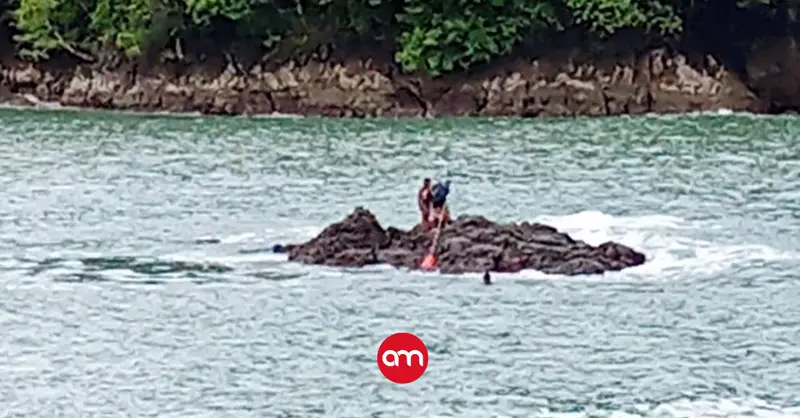 Guardacostas salvan la vida de una quinceañera que quedó atrapada en una roca en medio del mar