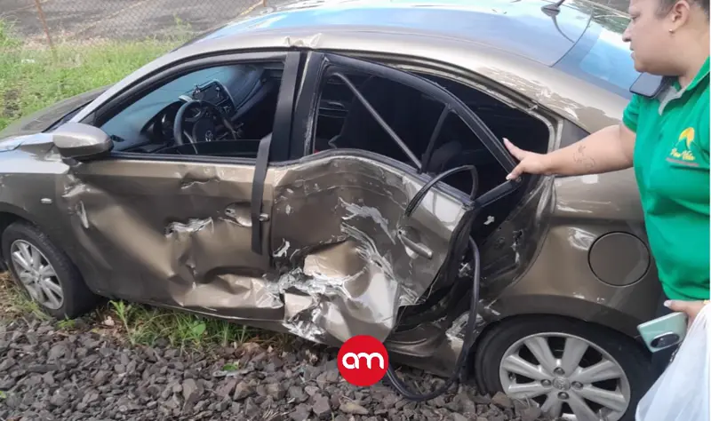Mujer queda atrapada dentro de su carro tras ser impactada por el tren