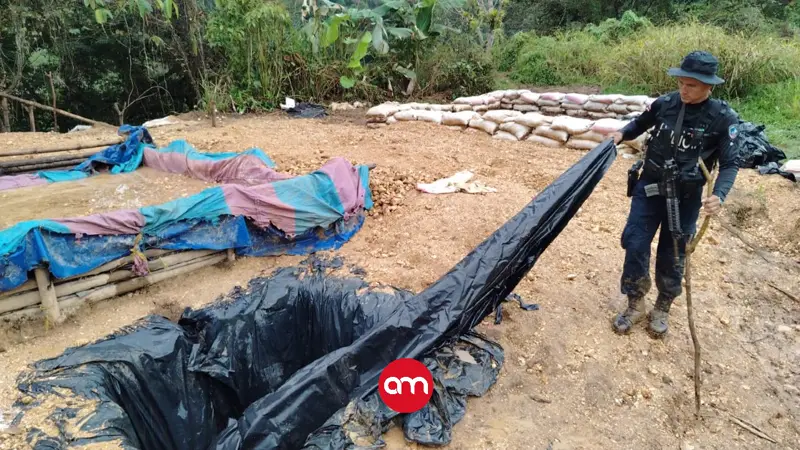 Golpe contundente en la frontera: hallan químicos peligrosos y miles de sacos en campamento minero ilegal