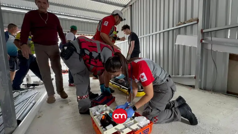 Hombre sufre graves quemaduras tras recibir una descarga eléctrica sobre un techo