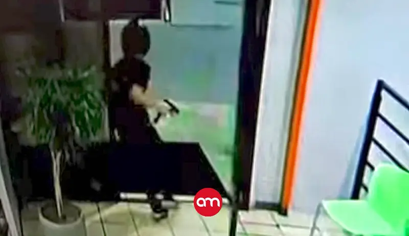 (Video) Paso a paso: así quedó filmado el sicario que ejecutó crimen en gimnasio de Cartago en 41 segundos