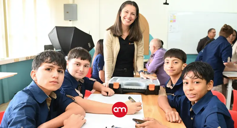 Colegio público cartaginés marca un hito: Es el primero en tener un novedoso laboratorio de creación