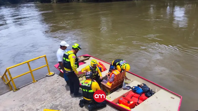 Bomberos luchan por salvarle la vida a diplomático que estuvo cerca de 30 minutos bajo el agua