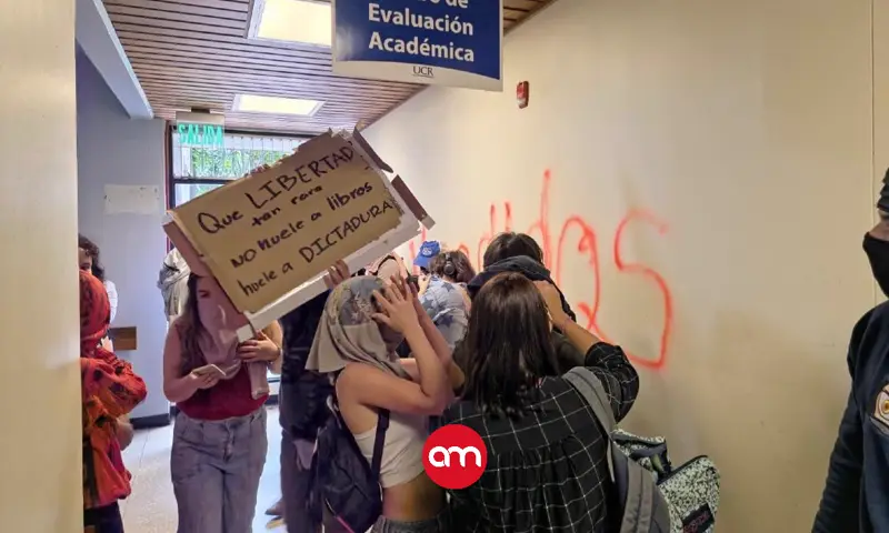 Estudiantes presionan al rector: exigen su renuncia en plena toma de la UCR