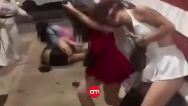 ¡Madrugada de escándalo! Video capta violenta pelea entre travestis y prostitutas en pleno Barrio Amón