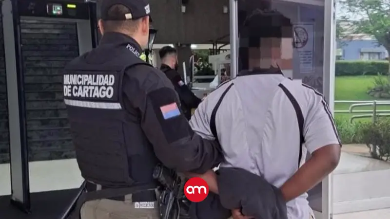 Policía Municipal de Cartago detiene hombre por acto inhumano de maltrato animal contra dos perritos
