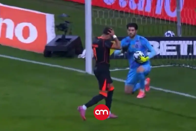 ¡Insólito! Portero detiene sentado un tiro de penal y deja en ridículo al delantero