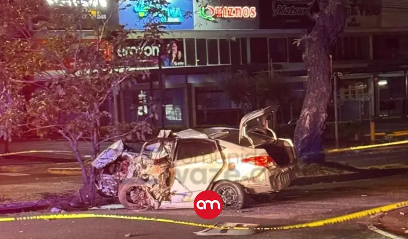 Madrugada mortal en Rohrmoser: conductor pierde la vida tras violento choque contra un árbol